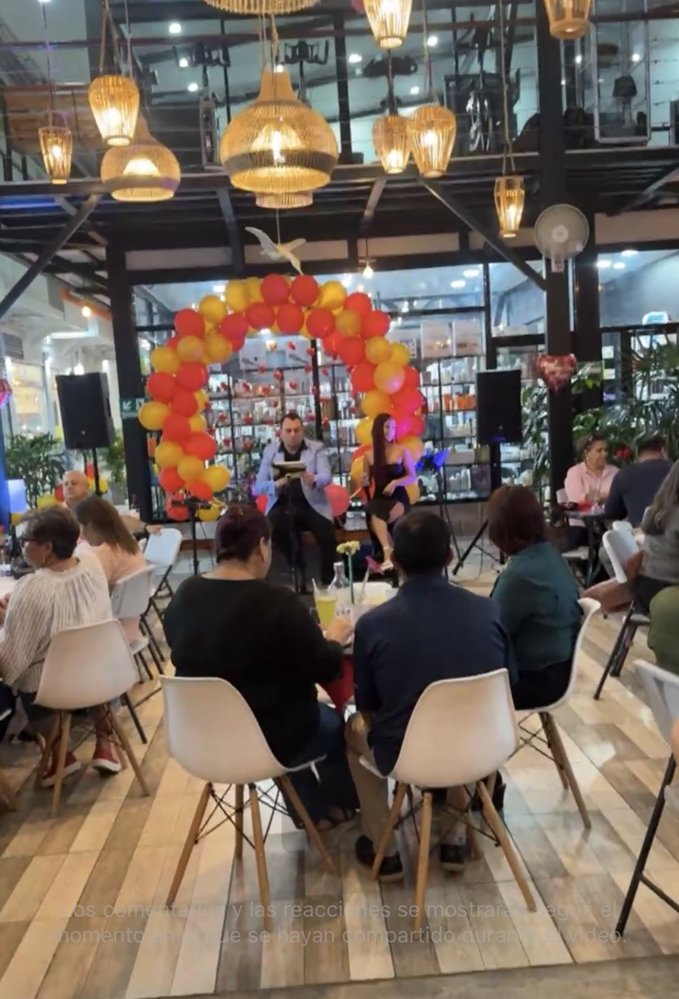 El dúo SKALA en una presentación en vivo frente al público